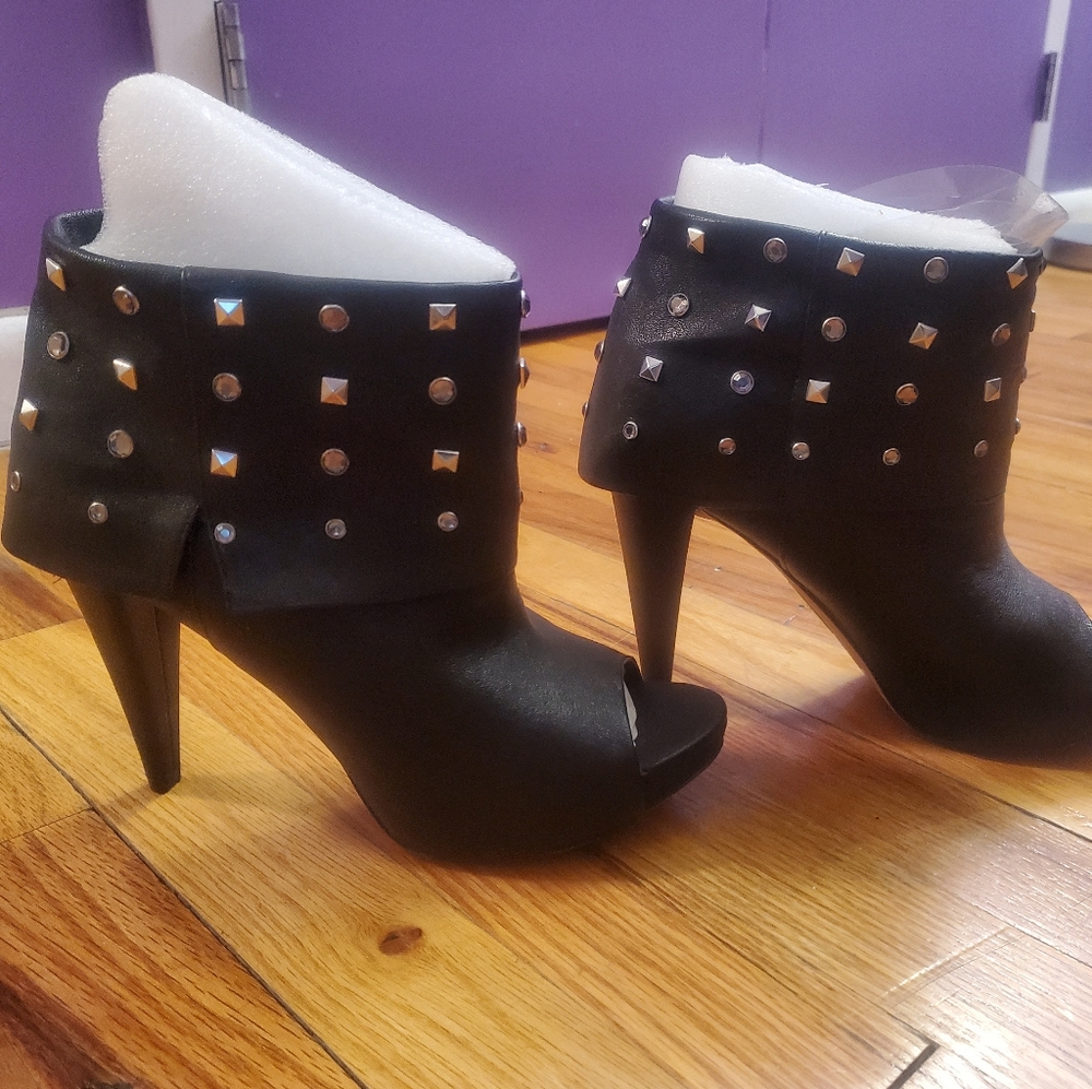 Vince Camuto anklet heels